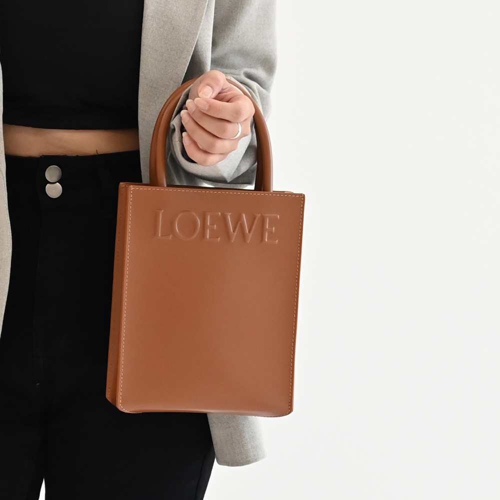 LOEWE Standard A5 浮雕LOGO小牛皮手提兩用包.棕