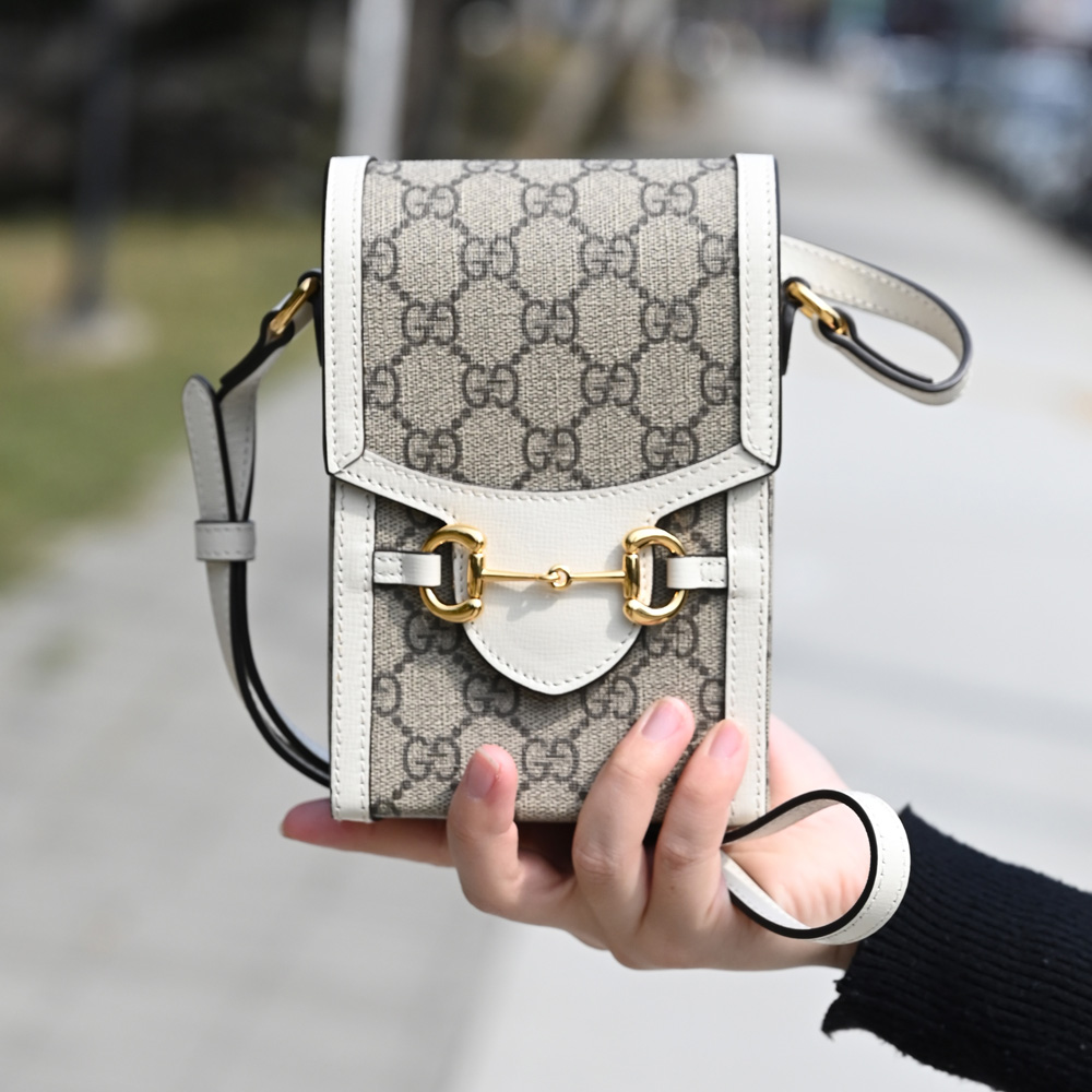 GUCCI 625615 Horsebit 1955經典印花斜背手機包.駝/白