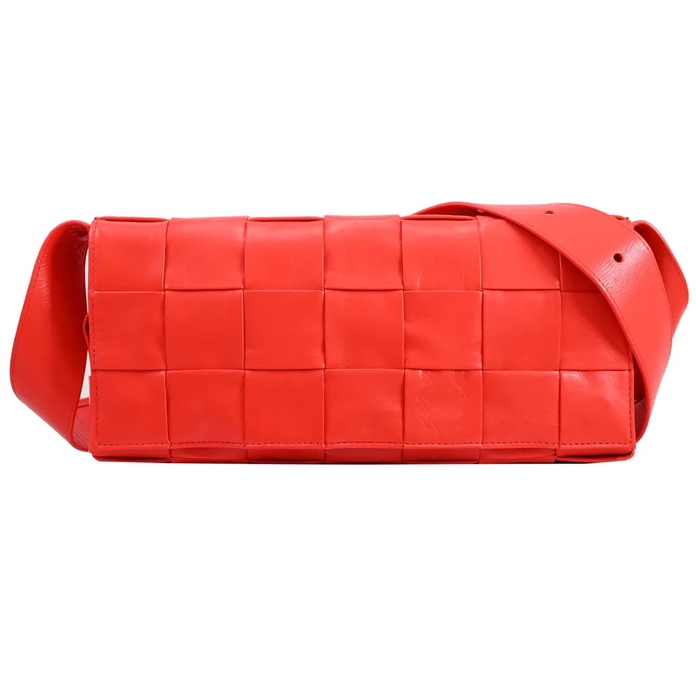 BOTTEGA VENETA 629068 Cassette 編織寬版斜揹包.紅