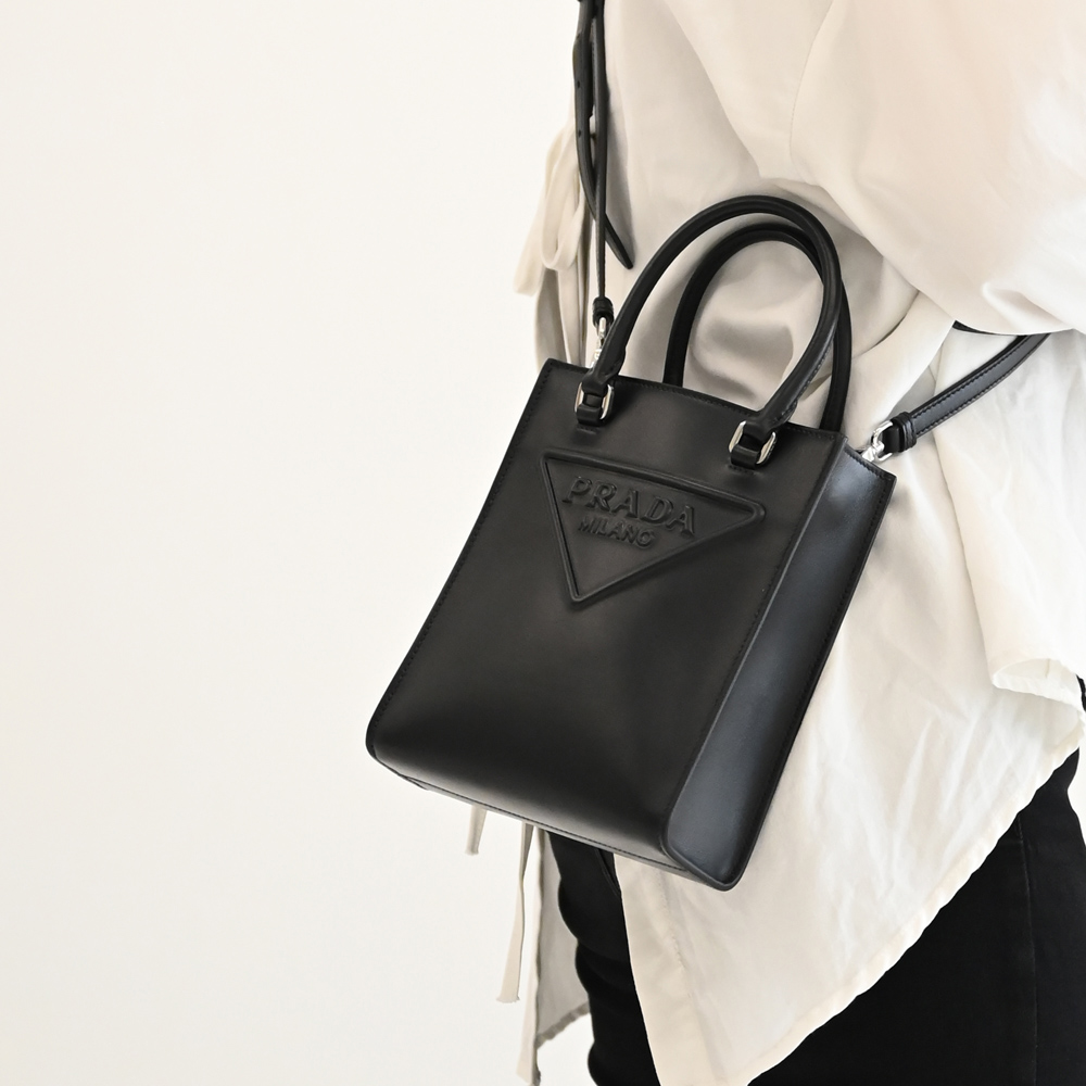 PRADA 1BA333 經典LOGO浮雕小牛皮手提斜背兩用包.黑