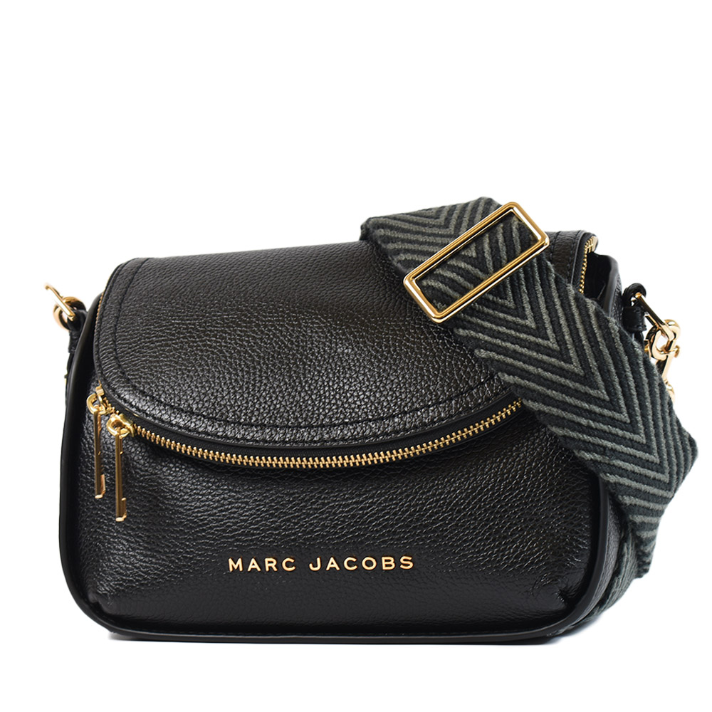 MARC JACOBS 寬背帶荔枝紋拉鍊暗層磁吸釦翻蓋斜揹包-黑色