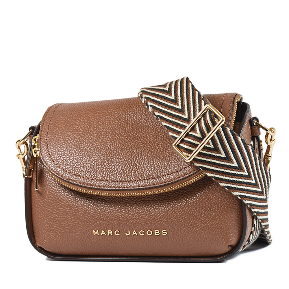 MARC JACOBS 寬背帶荔枝紋拉鍊暗層磁吸釦翻蓋斜揹包-焦糖色