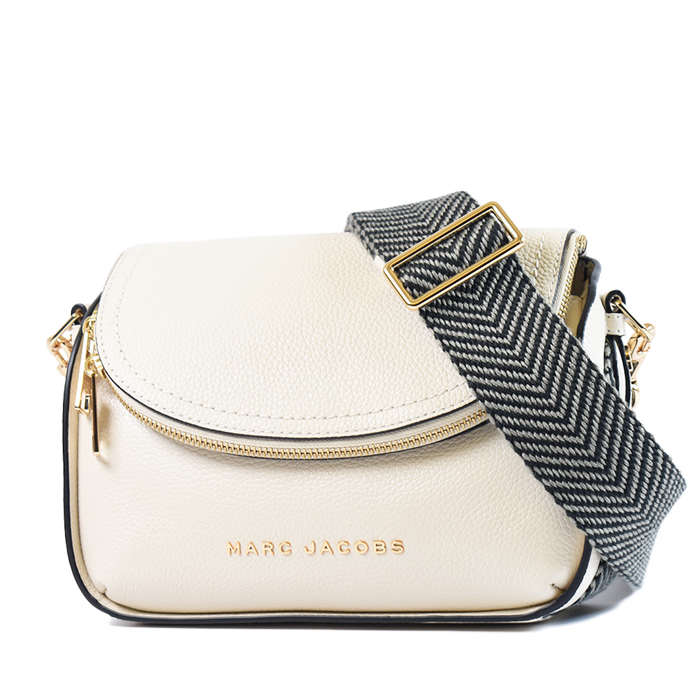 MARC JACOBS 寬背帶荔枝紋拉鍊暗層磁吸釦翻蓋斜揹包-香草白