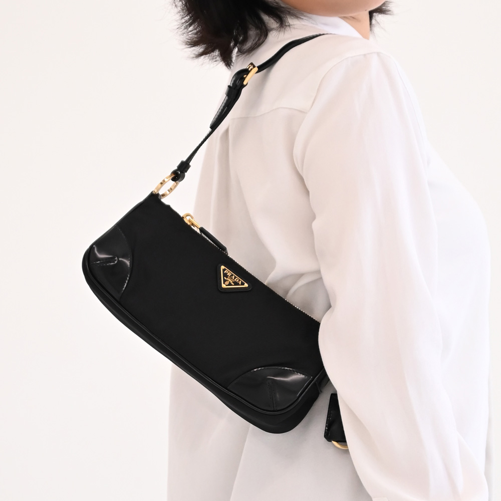 PRADA 1BC201 Re-edition 2002 三角LOGO尼龍亮面皮革肩揹包.黑