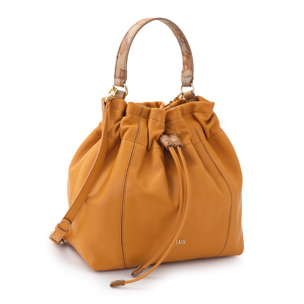 Alviero Martini 【 義大利地圖包】柔軟小牛皮水桶包26cm-薑黃色