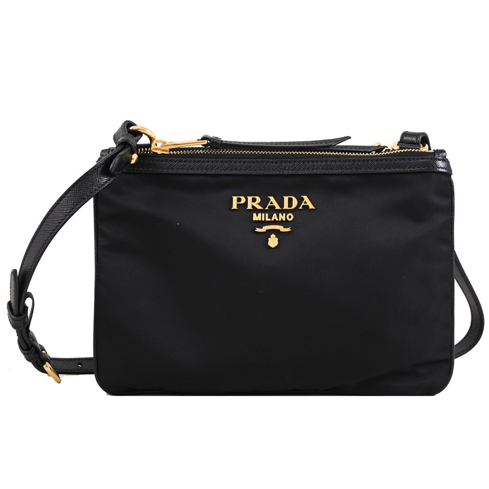 PRADA普拉達 浮雕 LOGO 尼龍帆布雙層雙拉鍊斜背包 PRADA普拉達浮雕LOGO尼龍帆布雙層雙拉鍊斜揹包,全新商品,黑色系設計,輕便實用。外層為尼龍帆布,內層為布質材,配備原廠防塵套、品控卡與購證影印本。尺寸為長25cm、寬2cm、高17cm,背帶長度110~120cm,重量僅280g,適合女性日常使用,拉鍊式開口,內有2個夾層,外無夾層,無底珠,不適合放置A4檔案。