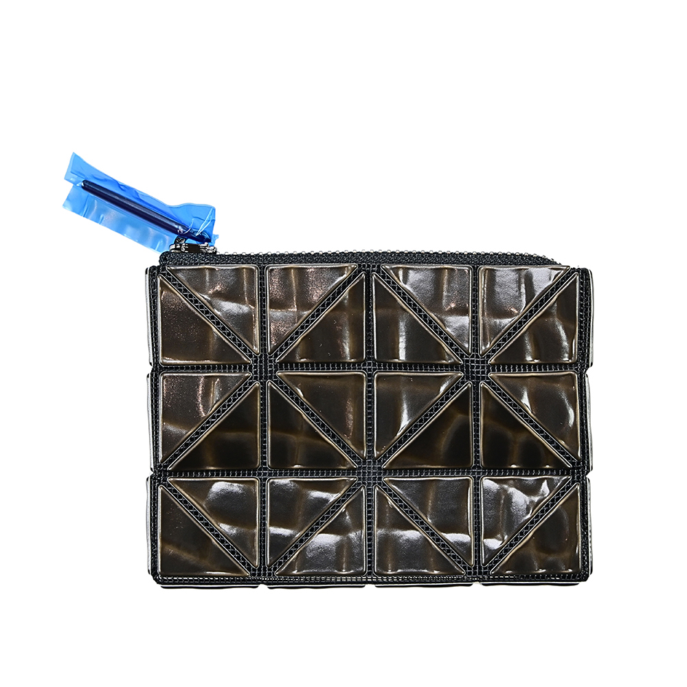 ISSEY MIYAKE 三宅一生 BAOBAO 新色壓紋膜三角格4X3拉鍊收納零錢包 (黑色)