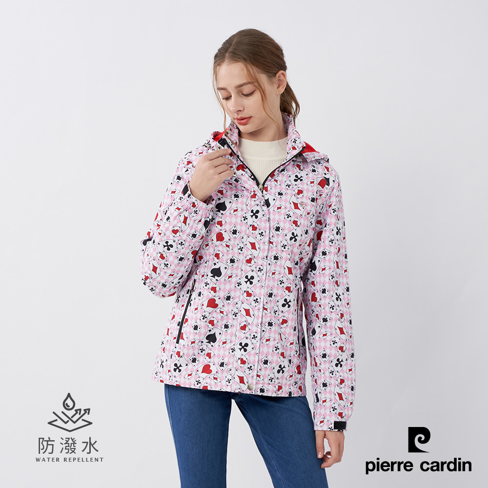 【pierre cardin皮爾卡登】女裝 戶外防風防潑水可拆帽撲克牌印花外套-粉色 (6235792-75)