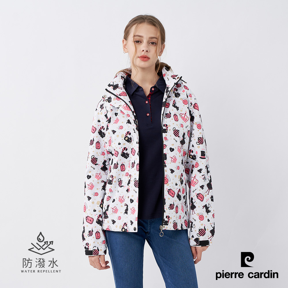 【pierre cardin皮爾卡登】女裝 戶外防風防潑水可拆帽愛麗絲印花外套-粉色 (6235793-90)