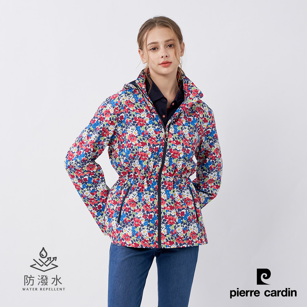 【pierre cardin皮爾卡登】女裝 戶外防風防潑水可拆帽花朵印花外套-紅色 (6235794-78)