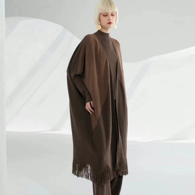 《D'Fina 時尚女裝》 中長版拼色羊毛針織開衫寬鬆流蘇外套