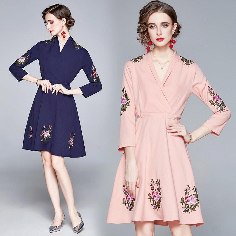 《D'Fina 時尚女裝》 歐洲復古甜心法國新品洋裝修身重工刺繡小高領收腰大擺裙