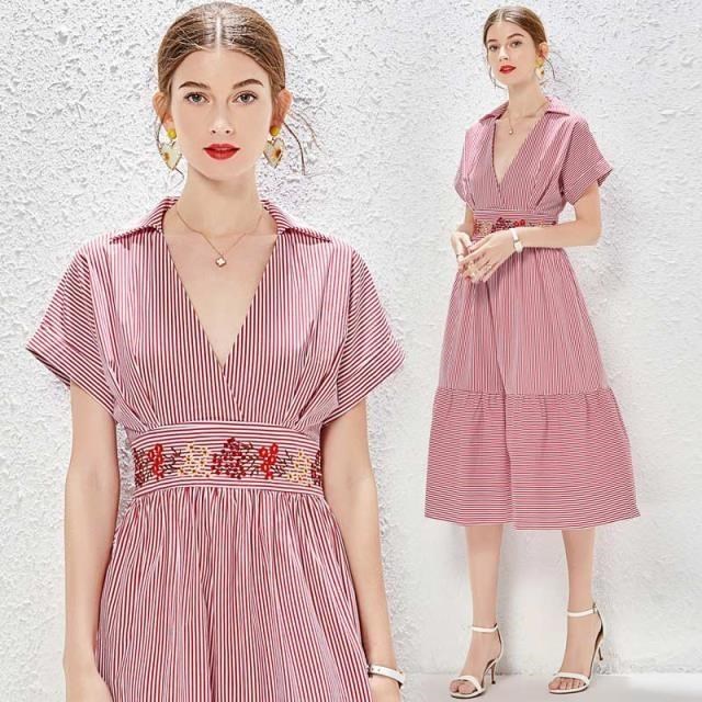 《D'Fina 時尚女裝》 歐洲時尚收腰紅色條紋繡花洋裝