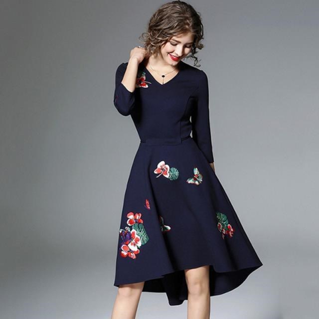 《D'Fina 時尚女裝》 歐洲時尚禮服裙七分袖V領不規則繡花洋裝