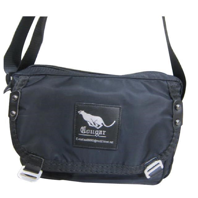 Cougar 肩側包中容量二層主袋休閒側背專櫃進口防水水晶布材質隨身物品