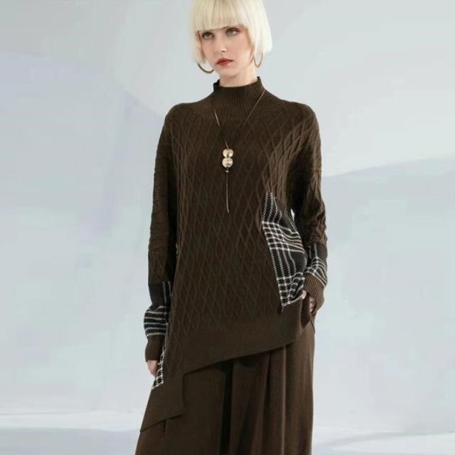 《D'Fina 時尚女裝》 半高領格子拼接蝙蝠袖毛衣慵懶寬鬆中長不規則針織衫