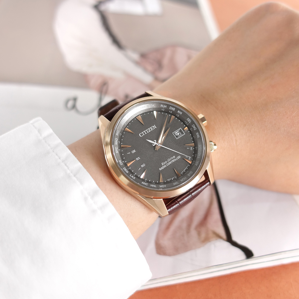 CITIZEN 星辰錶/CB0273-11H/光動能 萬年曆電波 藍寶石水晶玻璃 小牛皮手錶 灰x玫瑰金框x褐 43mm