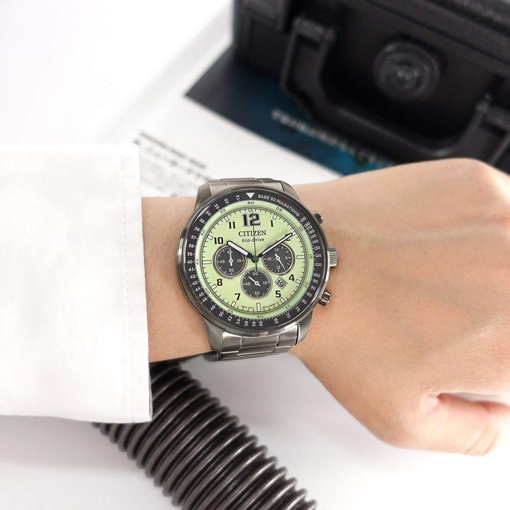 CITIZEN 星辰錶/CA4507-84X/光動能 夜光型者 三眼計時 防水100米 不鏽鋼手錶 螢光綠x鈦色 44mm