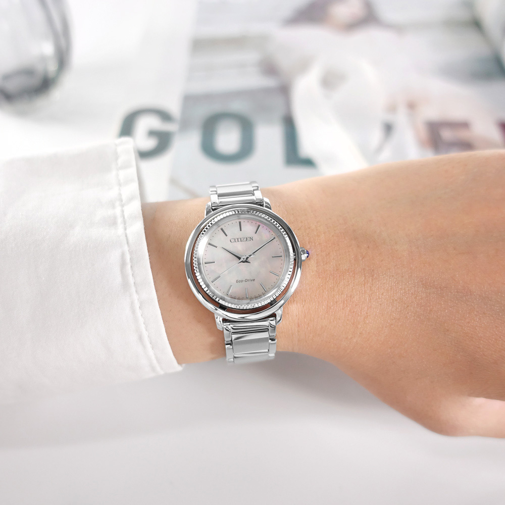 CITIZEN 星辰錶 / EM1100-84D / L 光動能 珍珠母貝 藍寶石水晶玻璃 不鏽鋼手錶 銀白色 31mm