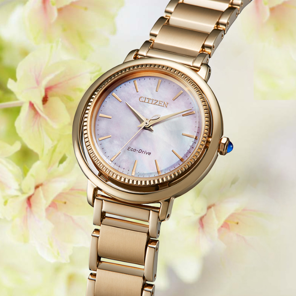 CITIZEN 星辰 L系列 廣告款 光動能 優雅白蝶貝暖金色女腕錶 EM1103-86Y