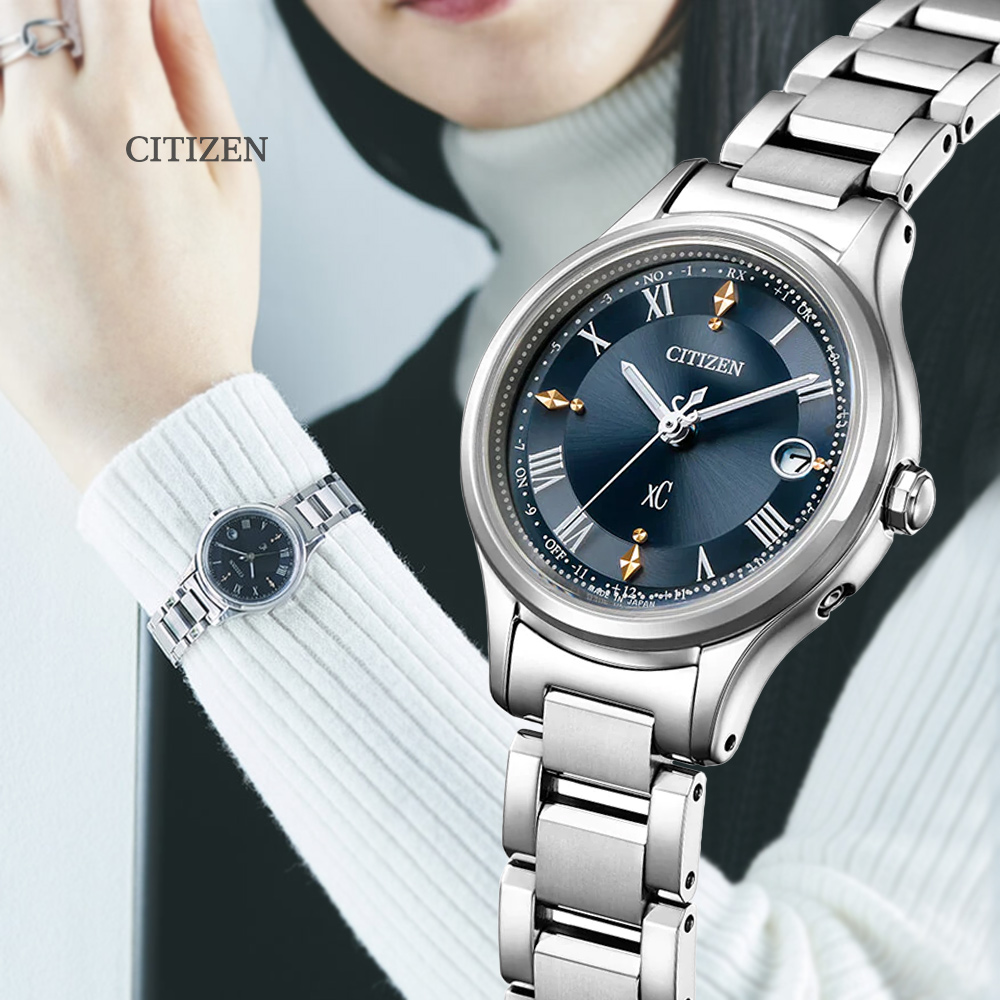 CITIZEN 星辰 xC 光動能 輕量鈦金屬 電波對時淑女腕錶-銀 藍面27mm ES9490-61L