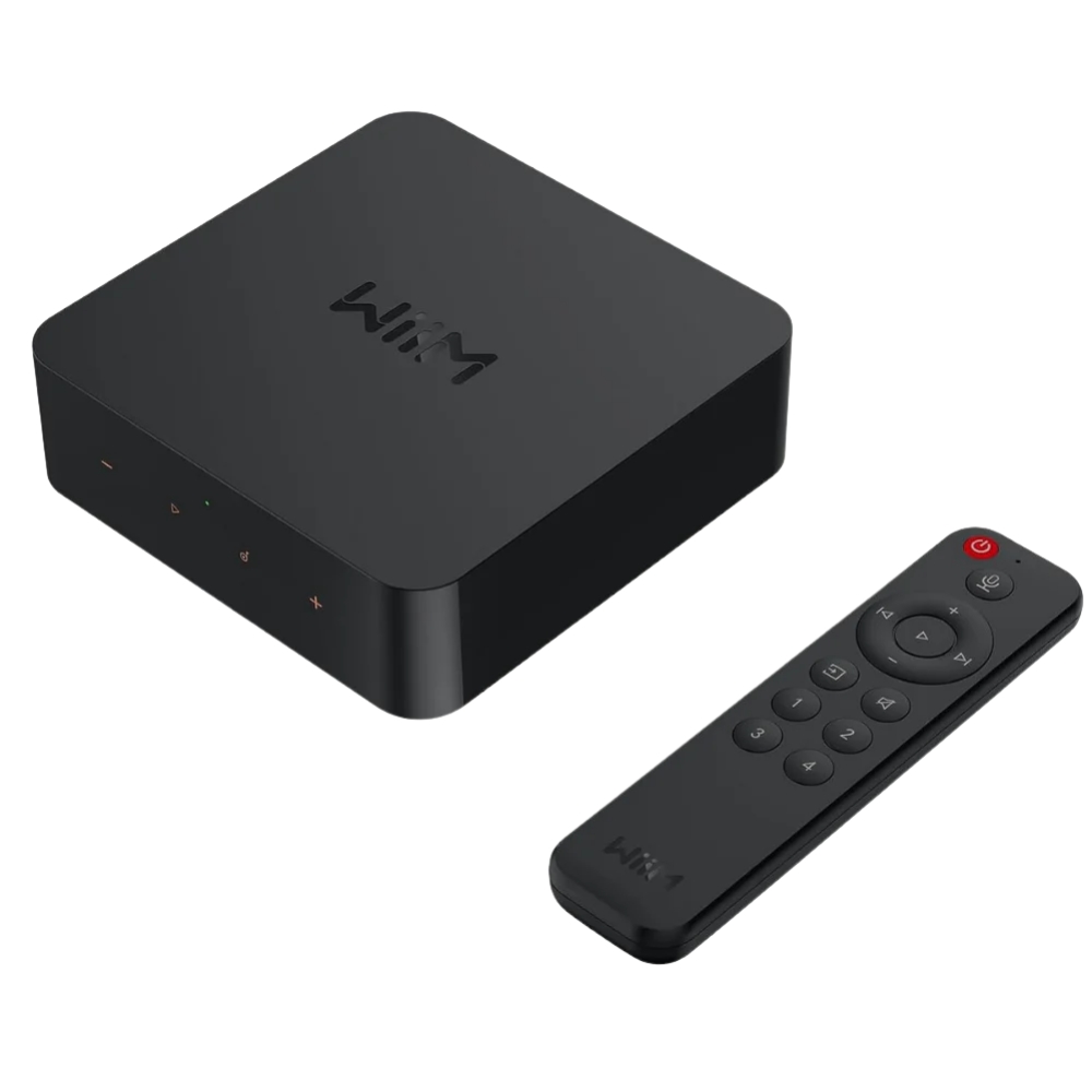 WiiM Pro Plus 是高效能音樂串流器，支援 WiFi、藍芽及 AirPlay 無線傳輸，提供立體聲高解析度音訊體驗。尺寸僅 140 × 140 × 42 mm，重量 330g 的輕巧黑色設計，適合 Hi-Fi 音響系統。配備遙控器，電源 110V，享有 1 年保固。NCC 認證碼 CCAK24LP0060T9，BSMI 許可字號 D3C202，產自其他國家，完美整合智慧家居音樂播放。