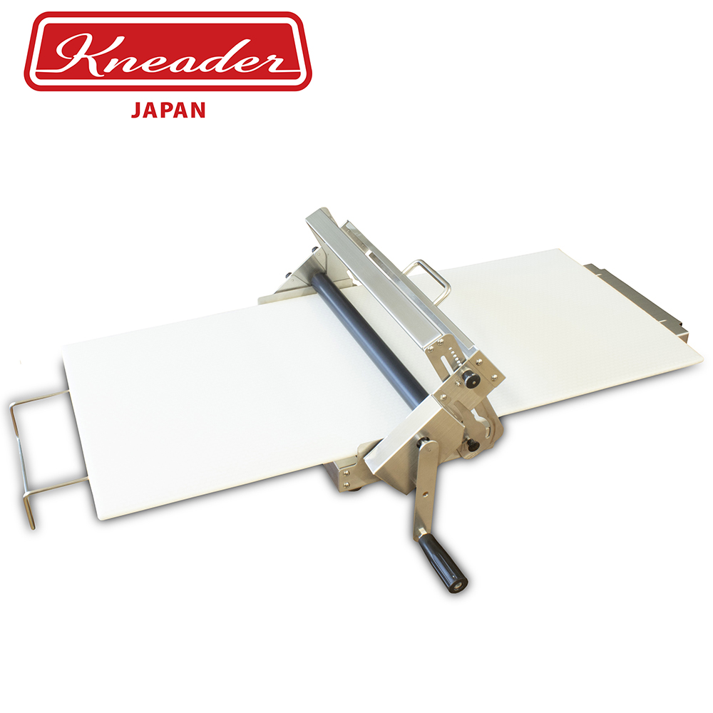  日本原裝 KNEADER RS201 丹麥起酥壓麵機，專為烘焙愛好者設計，輕鬆製作完美層次酥皮麵包。具備可清洗收納功能，主機尺寸 29x48x11cm，模板 90x40x1cm，本體重量僅 6.5kg，方便存放與清潔。作為專業製麵包機，適閤家用或小型烘焙，提供 1 年保固。無論是丹麥麵包、千層酥餅或各式麵團整形，都能高效完成，讓您的烘焙體驗更專業！產地日本，品質保證。 