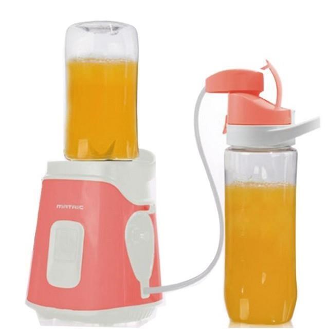 MATRIC松木家電 MG-JB1006 傳統果汁機，採用TRITAN共聚酯耐用材質，容量1L以下，適閤家用榨汁。轉速高達10000RPM以下，功率200-300W，配置600ml及400ml隨身果汁杯，方便攜帶新鮮果汁。產地中國，110V電壓，尺寸約140x140x365mm，重1.35kg，保固1年，BSMI許可R37800。高效榨汁功能，讓您輕鬆享用健康飲品！
