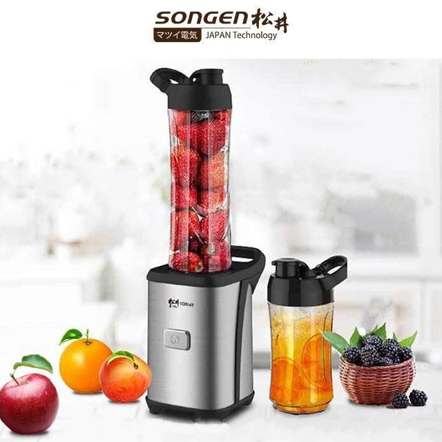 SONGEN松井 GS-320 SONGEN松井 GS-320 親子雙杯活氧隨行果汁機,具備2合1母子雙杯設計,讓親子同享新鮮果汁。採用食品級材質,不含雙酚A,安全無虞。配備安全開關鎖、單鍵觸動開關及防漏杯蓋,附提手方便隨行攜帶。獨具抗震把手與吸盤防滑腳墊,確保工作穩定執行平穩。適閤家庭使用,輕鬆製作健康飲品,提升親子互動樂趣。