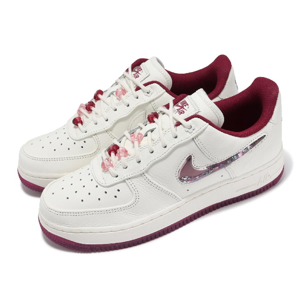 Nike 耐吉 Wmns Air Force 1 07 SE PRM 女鞋 情人節 吊飾 米白 莓紅 AF1 FZ5068-161