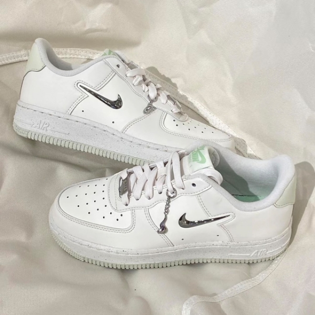 NIKE 休閒鞋 AIR FORCE 1 07 AF1 米白薄荷 液態金屬 女 FN8540-100