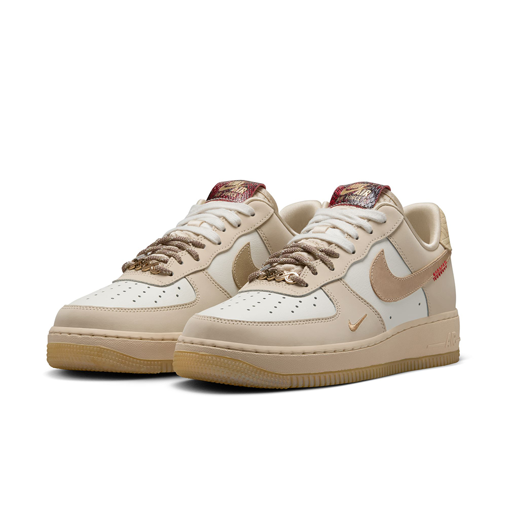 【NIKE】WMNS AIR FORCE 1 07 LX 女鞋 休閒鞋 白色 奶茶 金 CNY 蛇年-HV5990172