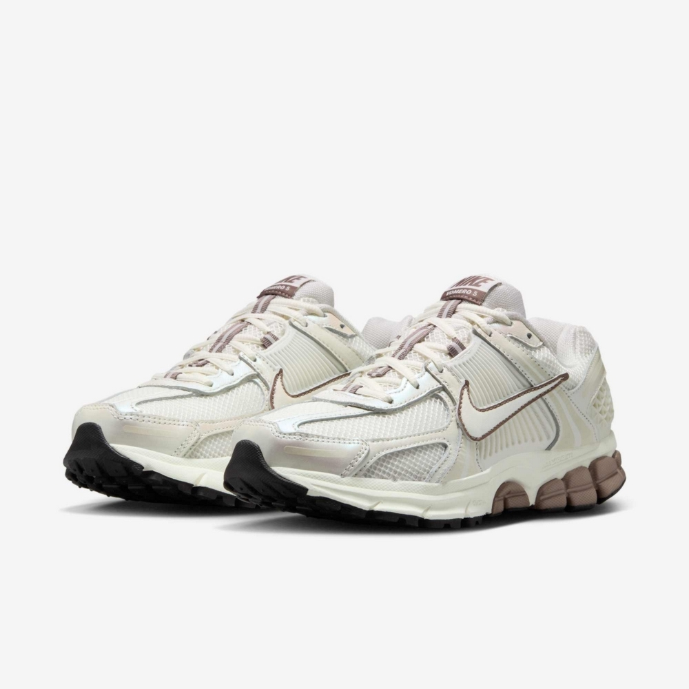 【NIKE】W NIKE ZOOM VOMERO 5 女鞋 休閒鞋 米白 可可棕-IB8129133