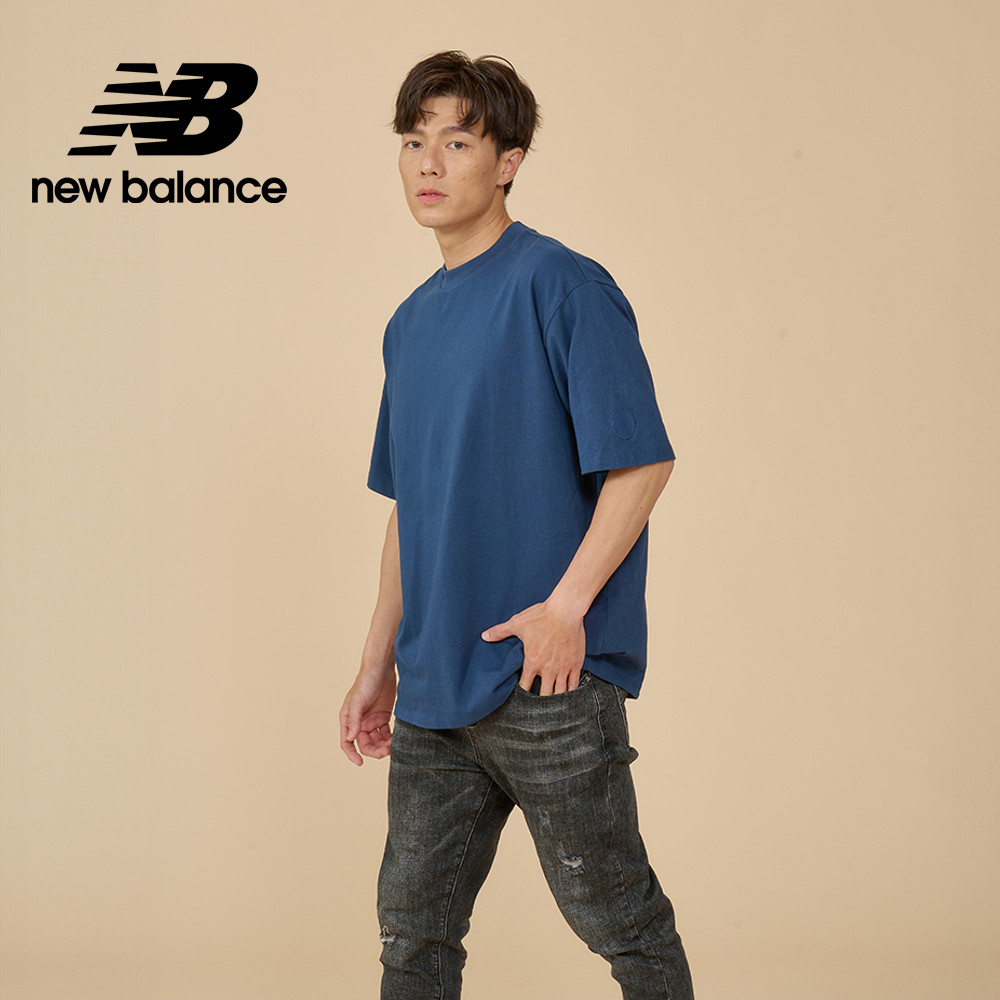 【New Balance】圓形鋼印NB短袖上衣 男性 藍色 MT43521NNY