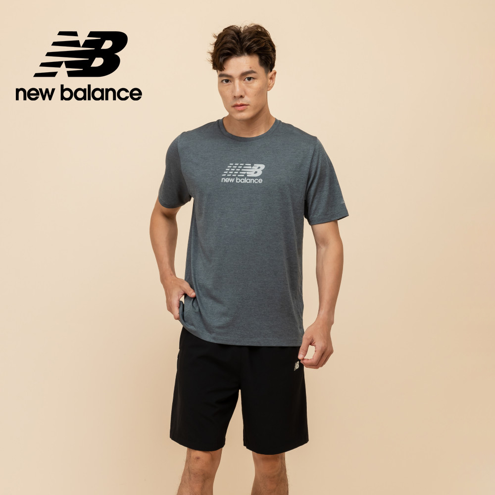 [New Balance吸濕排汗反光圖短袖上衣 男性 深灰色 MT51204GT