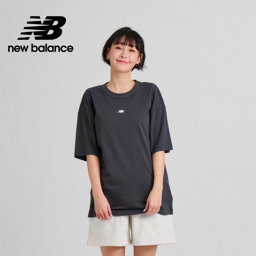 [New Balance寬鬆圓領刺繡LOGO短袖上衣_AWT33510ACK_女性_灰黑色