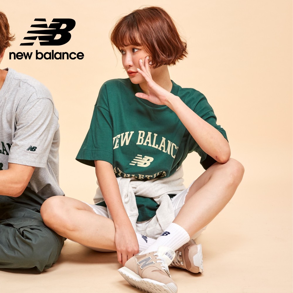 [New Balance親膚植絨學院風文字短袖上衣_女性_綠色_WT33551NWG