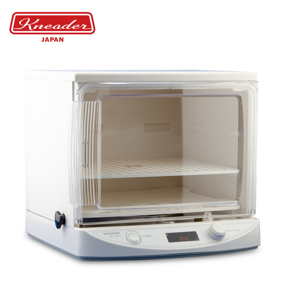  日本原裝 KNEADER PF110T 發酵箱，採用可清洗摺疊式設計，適合桌上型安置。特色包括上下溫控獨立及熱風對流系統，確保均勻發酵效果。規格：電壓 110V、頻率 60Hz、功率 100W、本體尺寸 36x35x31cm、重量 3.5kg、保固 1 年。產地日本，專業烘焙必備工具，提升麵團發酵品質！ 