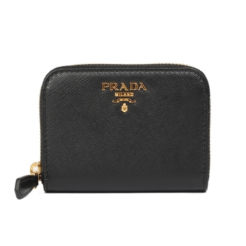 PRADA普拉達 SAFFIANO METAL 系列金色浮雕 LOGO 防刮牛皮拉鍊卡夾 零錢包 PRADA普拉達 SAFFIANO METAL系列金色浮雕LOGO防刮牛皮拉鍊卡夾,設計簡約大方,適合日常攜帶。外層為高質感防刮牛皮,內層採用尼龍與皮革組合,提供4個內部夾層,方便分類存放零錢與卡片。商品為專櫃,附原廠紙盒與品牌小卡,無外袋與手機袋設計,輕巧實用。