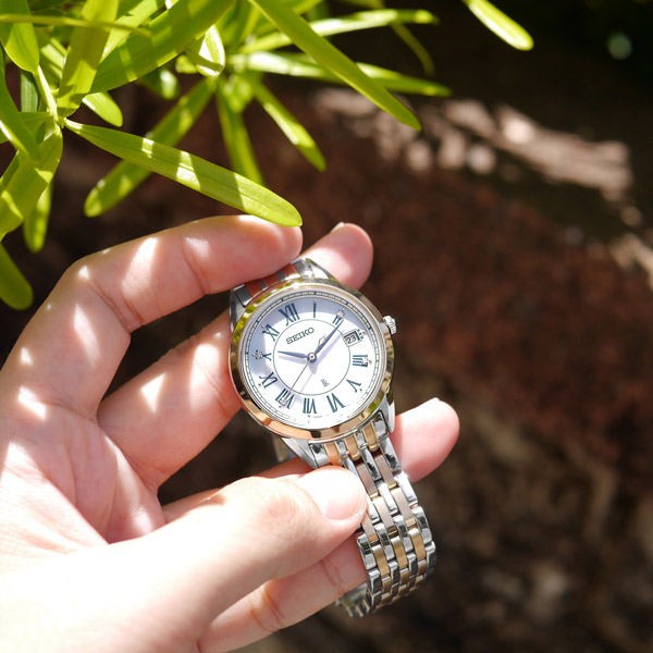 SEIKO 精工 / V147-0CR0KS.SUT396J1 / LUKIA 太陽能 鑽石 日期 不鏽鋼手錶 銀白x鍍香檳金 34mm