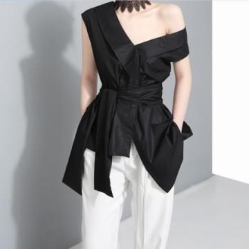 《D'Fina 時尚女裝》袖子綁帶 大蝴蝶結不規則斜肩襯衫韓版上衣 (2色)