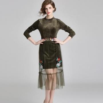 《D'Fina 時尚女裝》精緻刺繡 修身顯瘦金絲絨連身洋裝 (套裝)
