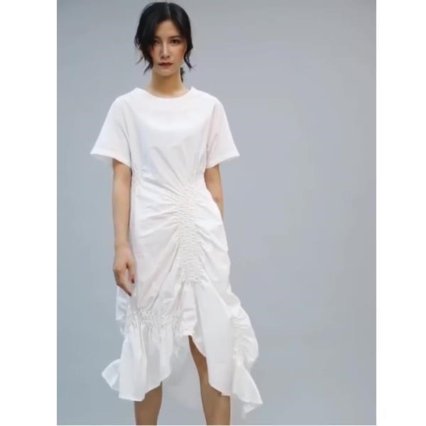 《D'Fina 時尚女裝》 高冷氣質 圓領長版寬鬆皺褶飄逸感洋裝 (2色)