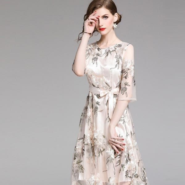 《D'Fina 時尚女裝》 甜美氣質 修身綁腰歐根紗刺繡禮服洋裝