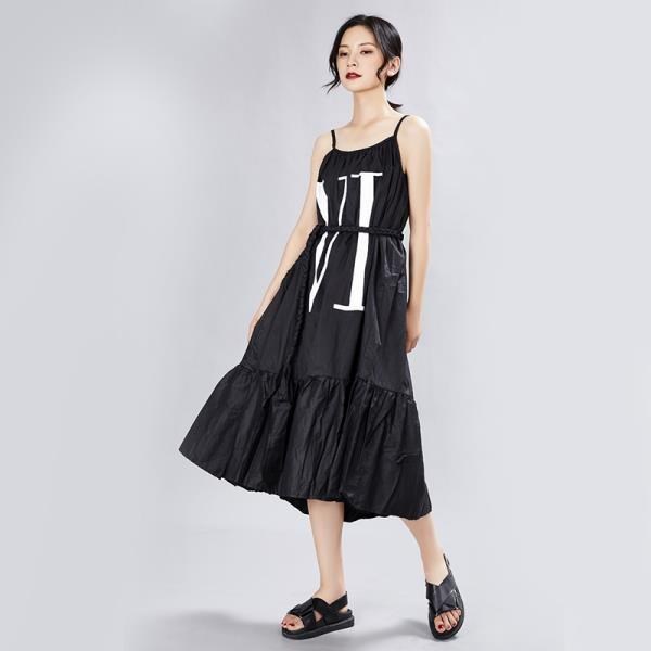 《D'Fina 時尚女裝》 原創設計印花 大下擺舒適吊帶細肩洋裝 (2色)