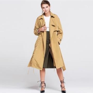 《D'Fina 時尚女裝》簡約歐風 飄逸感側綁帶風衣外套