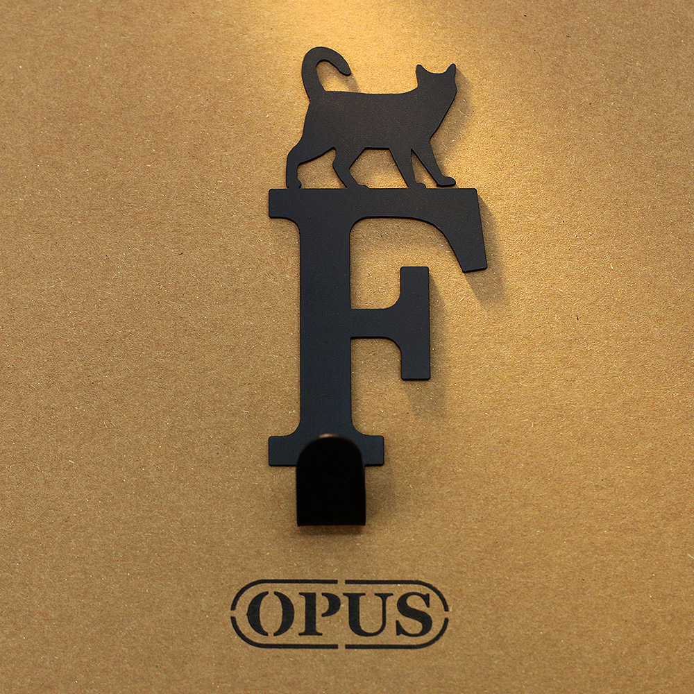 【OPUS東齊金工】當貓咪遇上字母F 壁飾掛勾 傢飾掛架生活收納衣架造型掛鉤無痕 HO-ca10-F(B)
