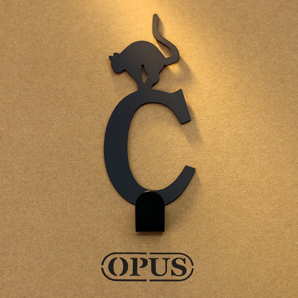 【OPUS東齊金工】當貓咪遇上字母C 壁飾掛勾 傢飾掛架生活收納衣架造型掛鉤無痕 HO-ca10-C(B)