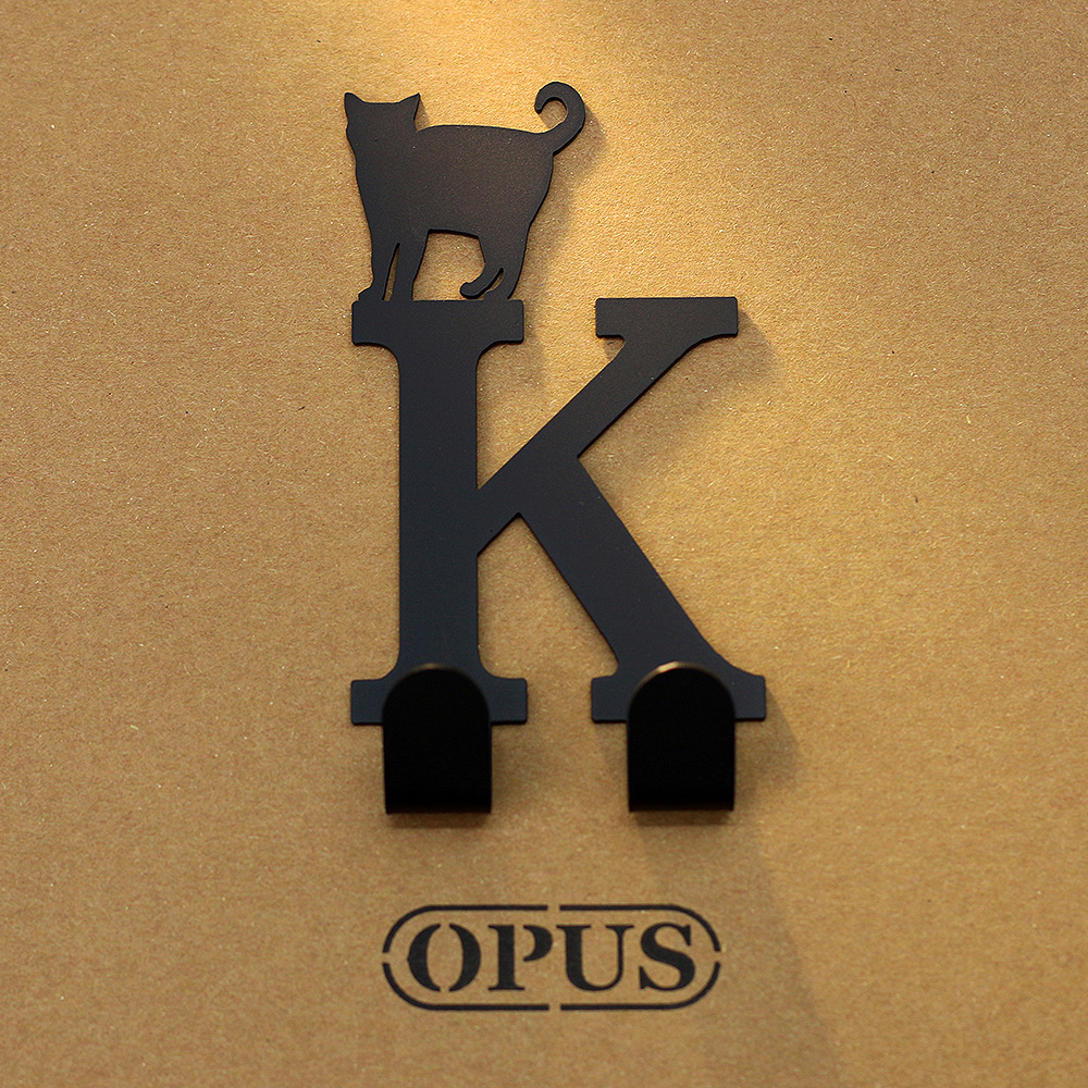 【OPUS東齊金工】當貓咪遇上字母K 壁飾掛勾 傢飾掛架生活收納衣架造型掛鉤無痕 HO-ca10-K(B)