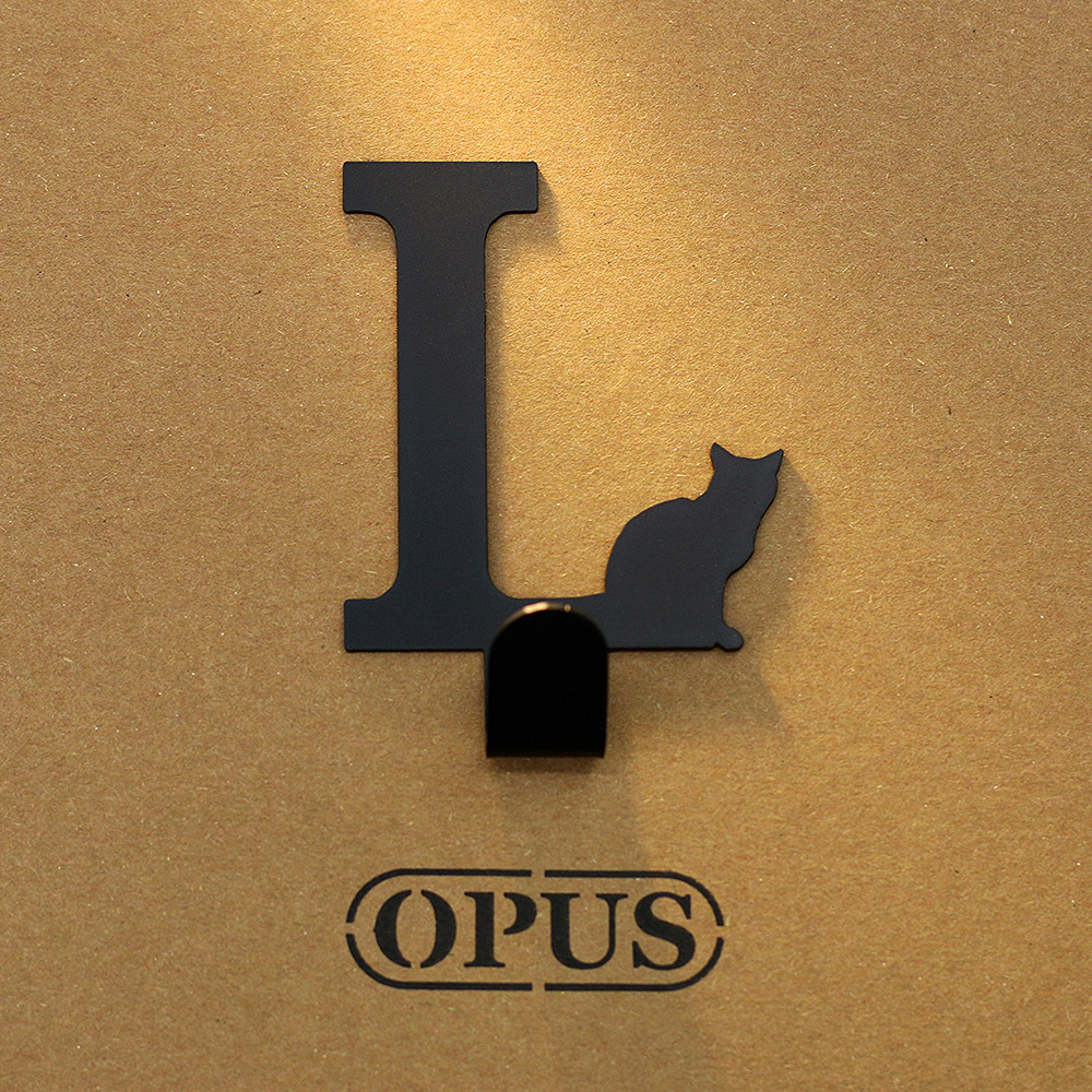 【OPUS東齊金工】當貓咪遇上字母L 壁飾掛勾 傢飾掛架生活收納衣架造型掛鉤無痕 HO-ca10-L(B)